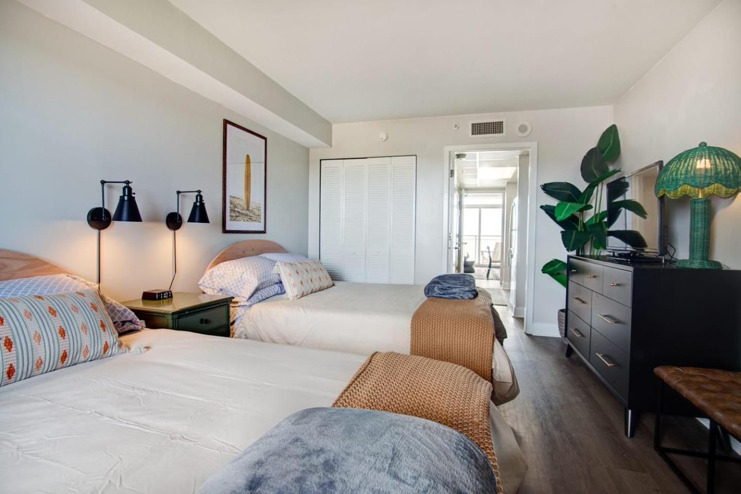 Oceanfront Escape Renovated Suite At Camelot 미를 비치 외부 사진