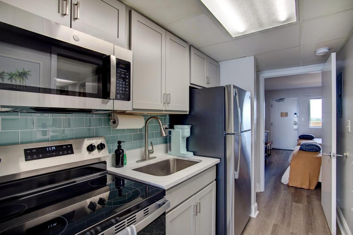 Oceanfront Escape Renovated Suite At Camelot 미를 비치 외부 사진